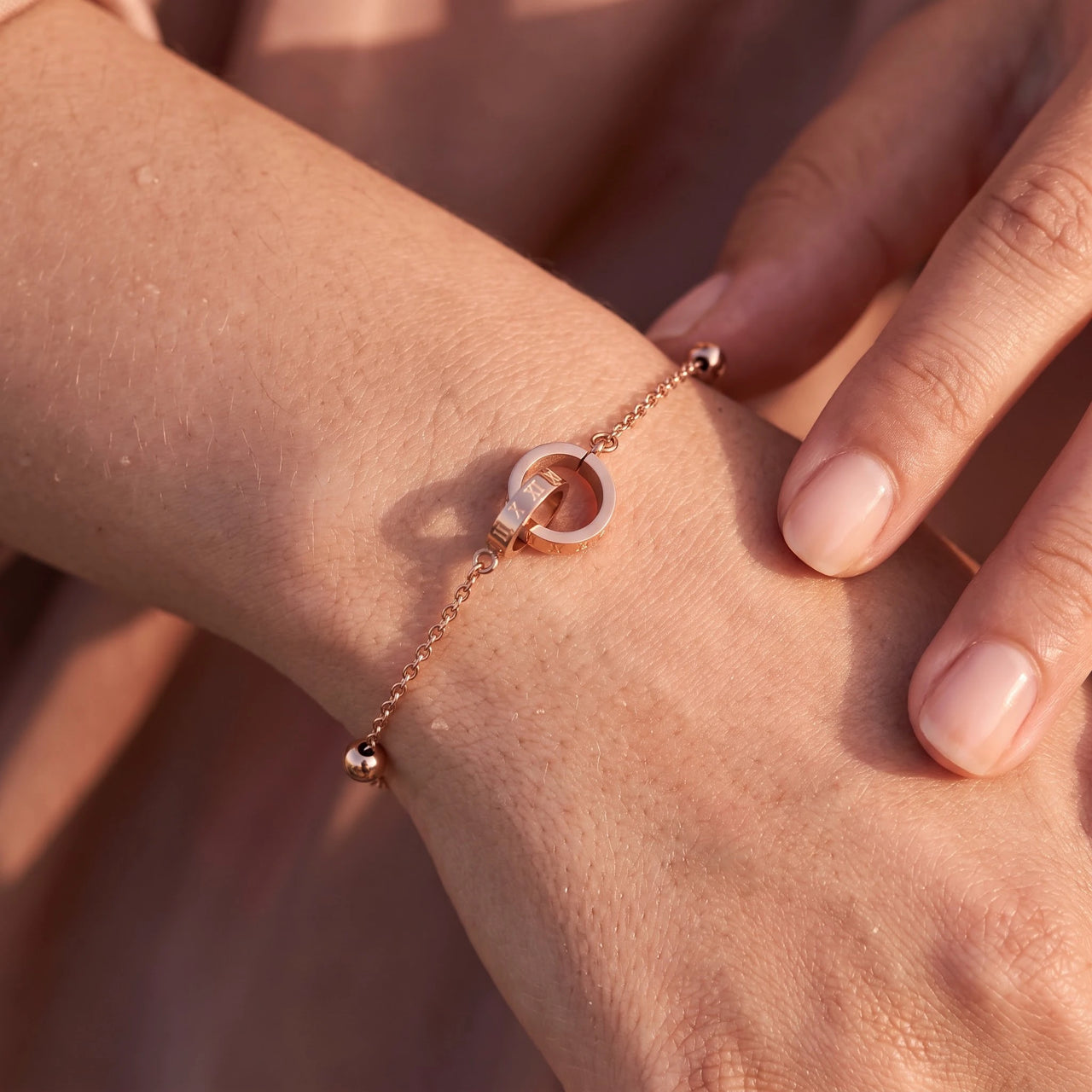 Interlocking circle bracelet — close-up of the details, rose gold | SKU: 25535339-rose-gold