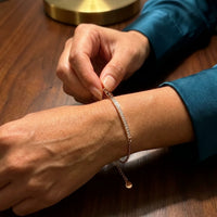 Thumbnail for Reglage de la chaine d'extension du Crystal Bar Bracelet au poignet