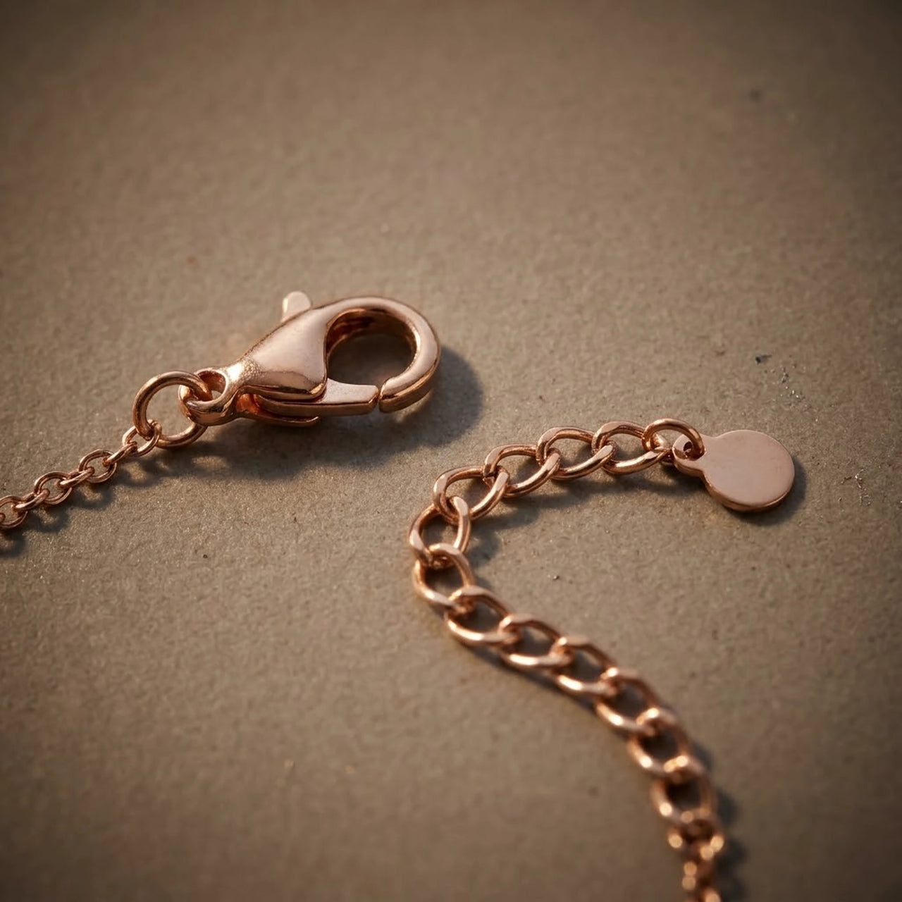 Gros plan du fermoir mousqueton et de la chaine d'extension du Crystal Bar Bracelet or rose
