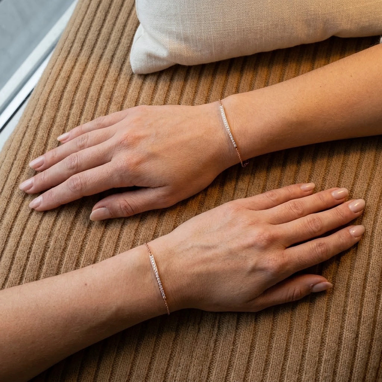 Deux poignets portant le Crystal Bar Bracelet or rose, vus de dessus
